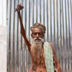 भारतका एउटा बाबा, जो ४० बर्ष देखी दाहिने हात उचालेर बसिरहेका छन्