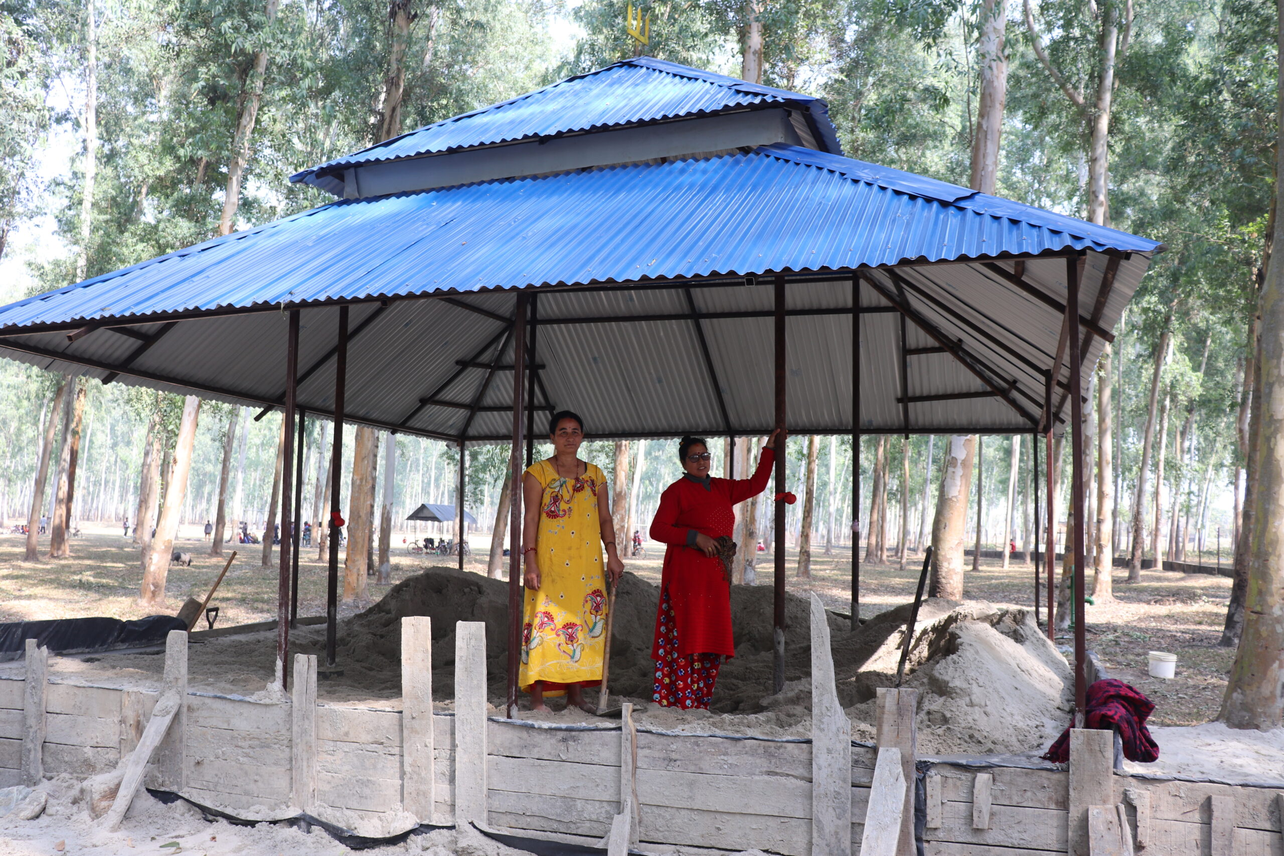 शिव मन्दिर बनाउदै आमाहरू : फोटो फिचर