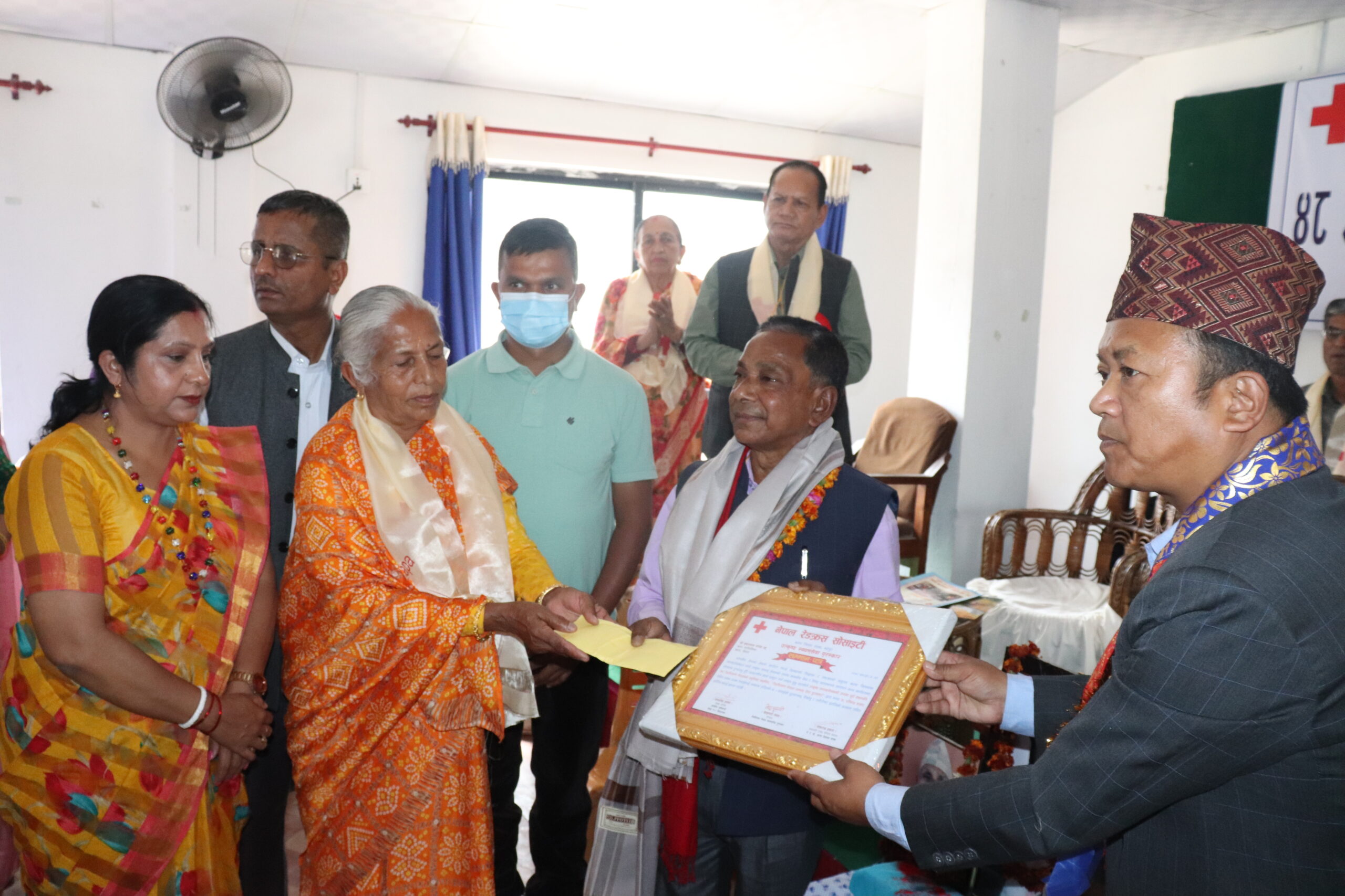 “रेवतीरमण नेपाल स्वयंसेवा पुरस्कार” २५ हजार नगद सहित झापा गाउँपालिकाका गणेशलाई  प्रदान