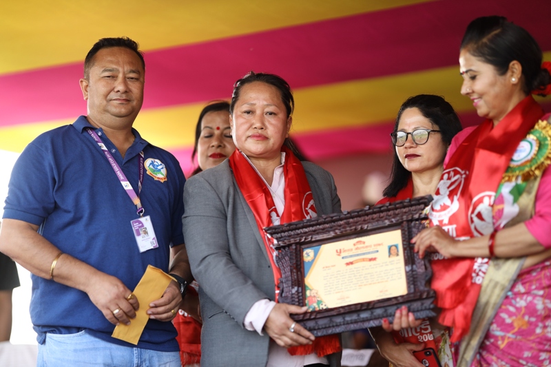 झापा गोल्ड : अखिल नेपाल महिला फुटबल संघकी अध्यक्षलाई सम्मान